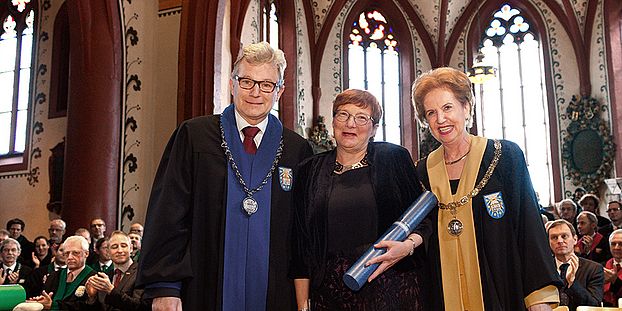 Die Übersetzerin Irma Wehrli-Rudin erhält aus den Händen von Dekan Prof. Walter Leimgruber die Ehrendoktorurkunde der Philosophisch-Historischen Fakultät. (Bild: Universität Basel, Christian Flierl)