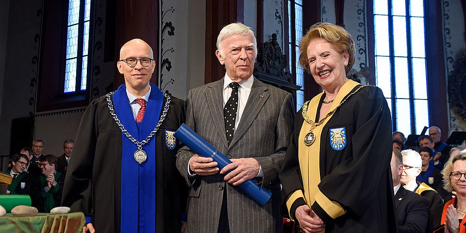 Paul Bucherer-Dietschi was awarded an honorary doctorate from the Faculty of Humanities and Social Sciences by Dean Prof. Martin Lengwiler