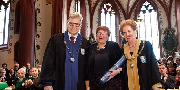 Die Übersetzerin Irma Wehrli-Rudin erhält aus den Händen von Dekan Prof. Walter Leimgruber die Ehrendoktorurkunde der Philosophisch-Historischen Fakultät. (Bild: Universität Basel, Christian Flierl)