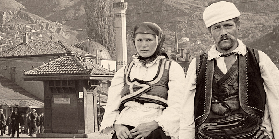 Katholisches Bauernpaar aus der Umgebung von Sarajevo in der Baščaršija, 1939 (Fotografie von Alija M. Akšamija, © Mehmed A. Akšamija, siba.4859)